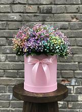 Цветочная композиция из Гипсофила и Розы в шляпной коробке в Кетово
