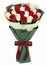 Букет Микс из красных и белых роз в Кетово