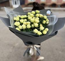 Букет Белые кустовые розы Солинеро в Кетово