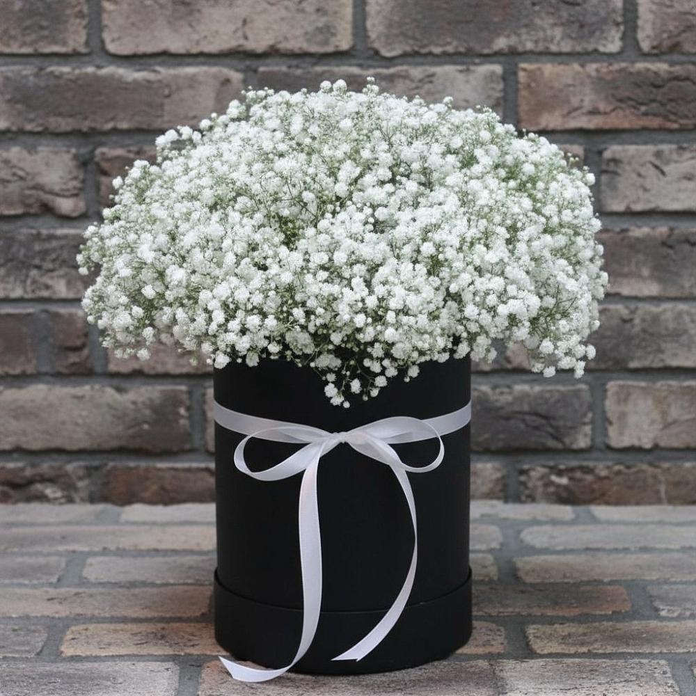 Цветочная композиция из Гипсофила в шляпной коробке в Кетово