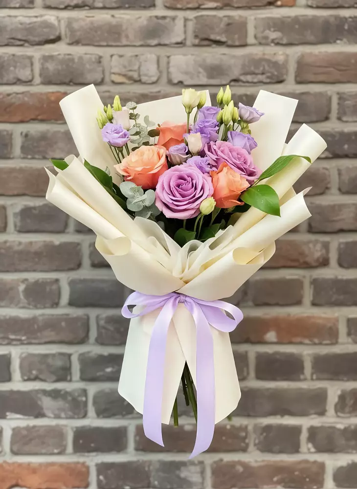 Букет цветов из: Лизиантусы и Розы в Кетово