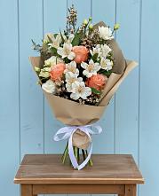 Букет цветов из:  Альстромерии, Лизиантусы, Розы и Хризантемы в Кетово