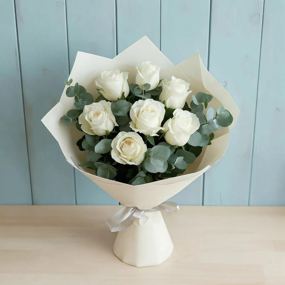 Букет Белые розы в Эвкалипте в Кетово
