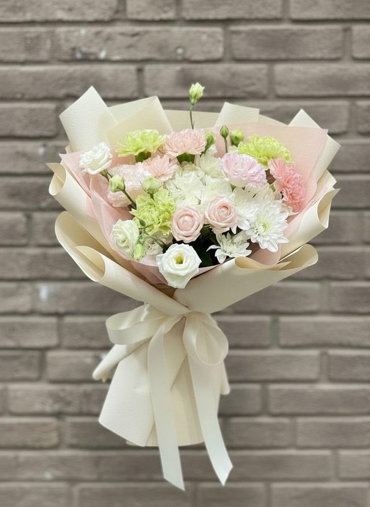 Букет цветов из: Гвоздики, Розы, Лизиантусы и Хризантемы в Кетово