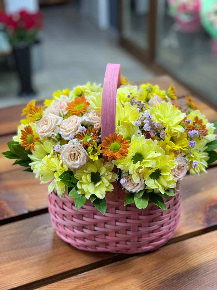 Цветочная композиция из Хризантемы и Розы в корзине в Кетово