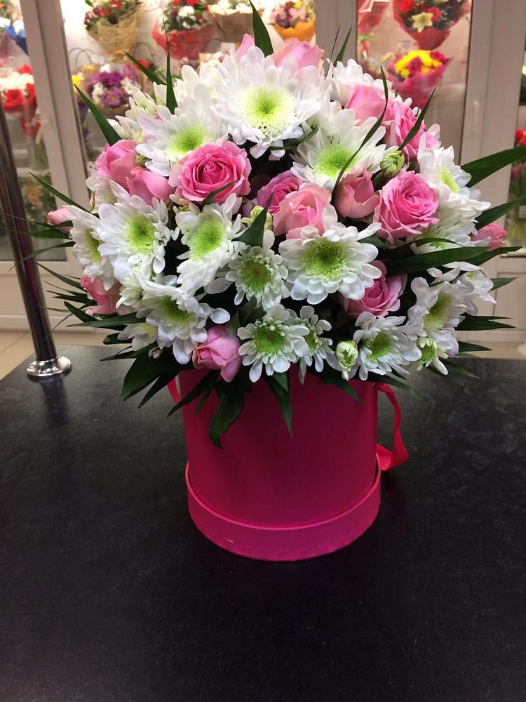 Цветочная композиция из Розы и Хризантемы в шляпной коробке в Кетово