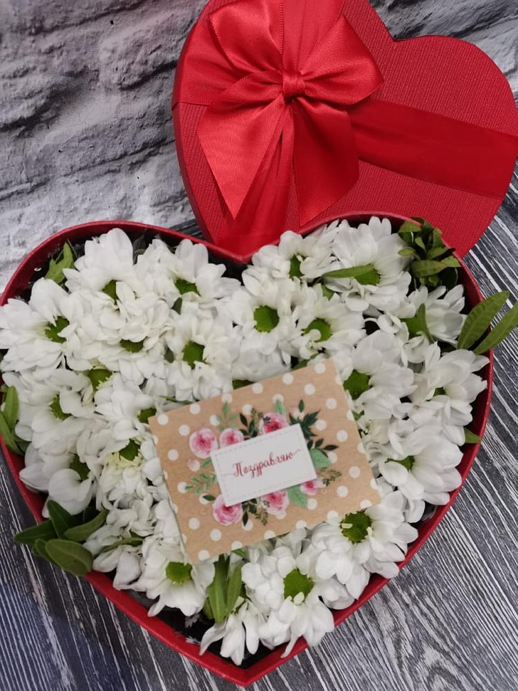 Цветочная композиция из Хризантемы в виде сердца в Кетово