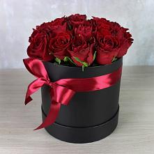 Цветочная композиция из Розы в шляпной коробке в Кетово