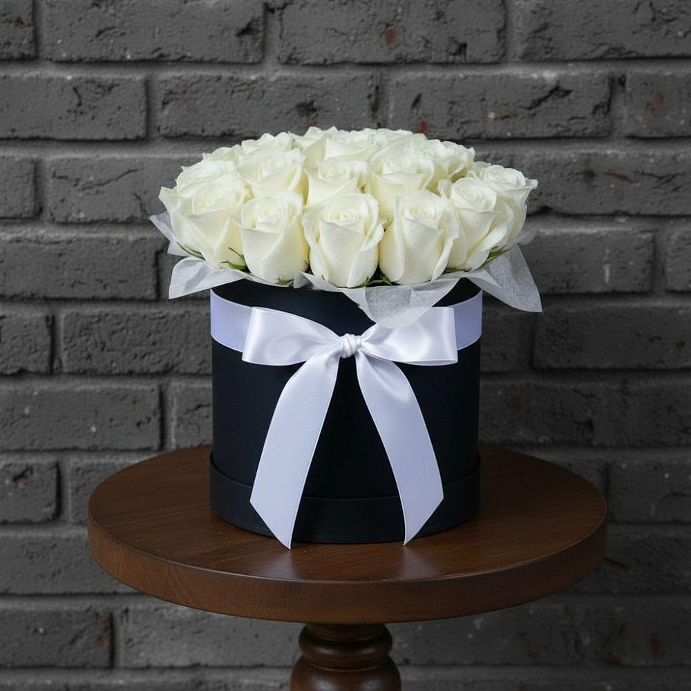 Цветочная композиция из Розы в шляпной коробке в Кетово