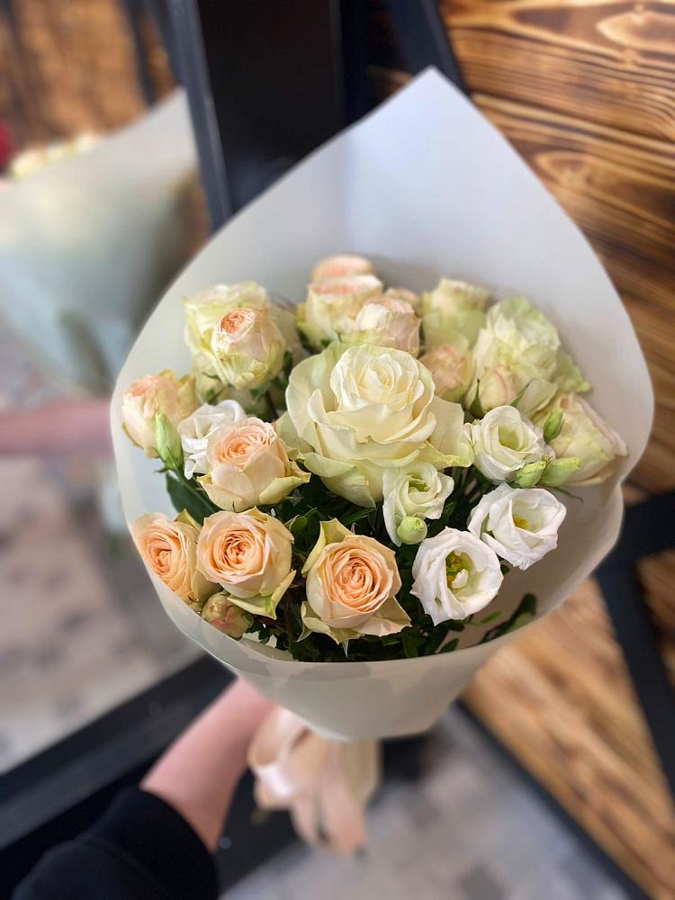 Букет цветов из: Розы и Лизиантусы в Кетово