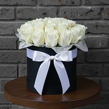 Цветочная композиция из Розы в шляпной коробке в Кетово